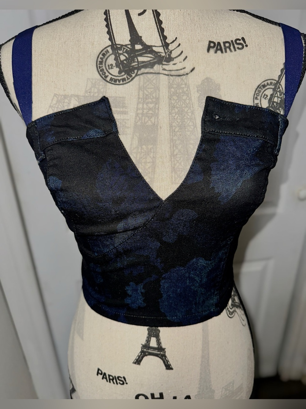 ✨NWT 🏷️Guess denim crop top - size XS
